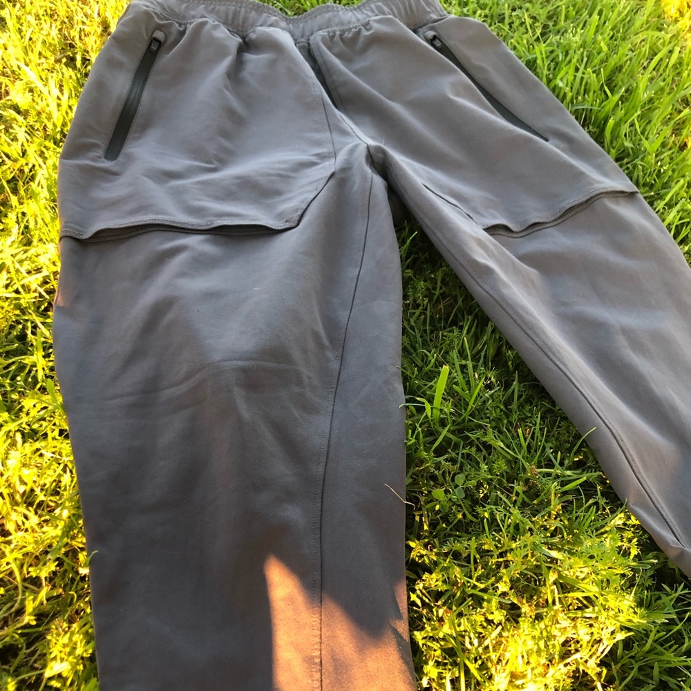 Under Armor loose/ tapered track pants.